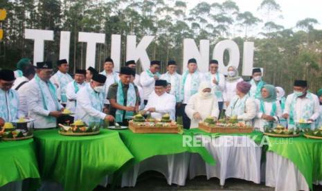 Ketua Umum Partai Kebangkitan Bangsa (PKB) Abdul Muhaimin Iskandar atau Cak Imin menggelar kegiatan nusantara mengaji di titik nol Ibu Kota Negara (IKN) Nusantara, Kabupaten Penajam Paser Utara (PPU). Agenda yang meliputi khataman Quran sekaligus peringatan Nuzulul Qur’an dan pemotongan sebanyak 24 tumpeng digelar, Rabu, (20/4/2022) sore.