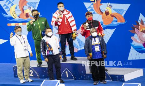 Menteri Pemuda dan Olahraga Zainudin Amali (tengah bawah) foto bersama pemenang Renang 200 meter Gaya Dada Putra PON Papua di Stadion Akuatik, Kampung Harapan, Kabupaten Jayapura, Papua, Minggu (10/10/2021). Atlet renang putra DKI Jakarta Gagarin Nathaniel Yus (tengah atas) berhasil meraih medali emas dengan catatan waktu 2 menit 17.81 detik sedangkan perak diraih atlet renang JawaTimur Andi Muhammad Nurrizka (kiri atas) dengan catatan waktu 2 menit 18.11 detik dan perunggu diraih atlet renang Bali Pande Made Iron Digjaya (kanan atas) dengan catatan waktu 2 menit 20.82 detik. 