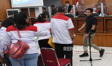 Terdakwa kasus pembunuhan Brigadir Yosua, Richard Eliezer Pudihang Lumiu (kanan) menghampiri keluarga korban usai sidang lanjutan di PN Jakarta Selatan, Jakarta, Selasa (25/10/2022). Sidang itu beragenda mendengarkan keterangan saksi diantaranya saksi pelapor Kamaruddin Simanjuntak, kedua orang tua korban Samuel Hutabarat dan Rosti Simanjuntak serta pacar korban Vera Simanjuntak. 