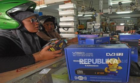 Warga memilih perangkat set top box (STB) di sebuah toko elektronik di Pasar Induk Rau Kota Serang, Banten, Selasa (8/11/2022). Harga perangkat penangkap siaran tv digital tersebut naik tajam dari semula Rp200 ribu menjadi Rp400 ribu per unit akibat naiknya permintaan. 167 Warga Bangka Diusulkan Terima Bantuan Set Top Box