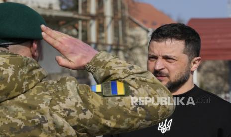 Seorang prajurit memberi hormat kepada Presiden Ukraina Volodymyr Zelenskyy usai menerima medali di Trostianets, wilayah Sumy, Ukraina, Selasa (28/4/2023). Zelenskyy mengaku akan berjuang sampai mati andaikan pasukan Rusia menyerang markas pemerintahannya.