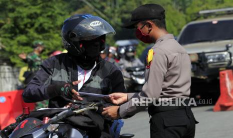 Polres Purwakarta membantu menyosialisasikan Adaptasi Kebiasaan Baru (AKB) atau new normal ke masyarakat. 