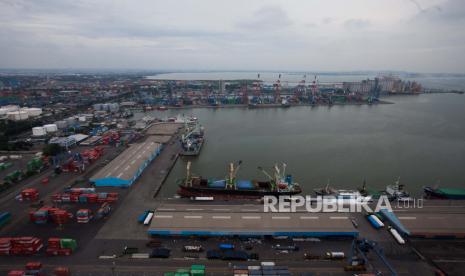 Suasana bongkar muat peti kemas di Pelabuhan Tanjung Perak, Surabaya, Jawa Timur, Selasa (27/12/2022). 