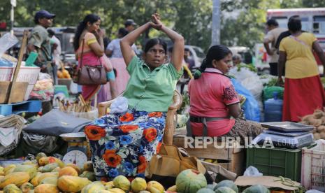 Penjual sayur dan buah Sri Lanka menunggu pembeli di sebuah pasar di Kolombo, Sri Lanka pada 25 Juli 2019. Anggota parlemen Sri Lanka pada Selasa, 22 Maret 2022 menyetujui reformasi undang-undang anti-teror yang keras yang telah lama dilakukan oleh kelompok hak asasi dikritik, karena negara itu ingin menopang hubungan perdagangannya dengan Uni Eropa di tengah krisis ekonomi terburuk yang pernah terjadi.