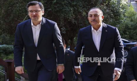 Dalam foto yang disediakan oleh Kementerian Luar Negeri Turki, Menteri Luar Negeri Ukraina Dmytro Kuleba, kiri, disambut oleh Menlu Turki Mevlut Cavusoglu menjelang pertemuan tripartit mereka dengan Menteri Luar Negeri Rusia Sergey Lavrov, di Antalya, Turki, Kamis, 10 Maret 2022.