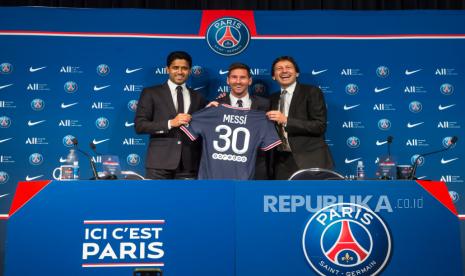 Presiden Paris Saint-Germain Nasser Al-Khelaifi (kiri), direktur olahraga Leonardo (kanan), dan striker Argentina Lionel Messi (tengah) berpose dengan jersey PSG barunya setelah konferensi pers sebagai bagian dari presentasi resmi Messi di Stadion Parc des Princes, di Paris, Prancis, 11 Agustus 2021.