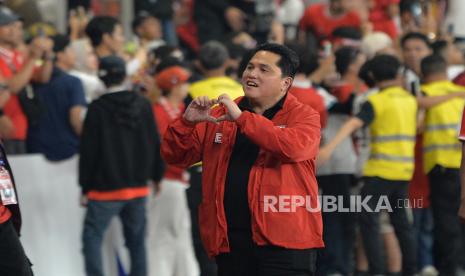 Ketua PSSI Erick Thohir menyapa suporter timnas Indonesia yang memberikan dukungan saat pertandingan Kualifikasi Piala Dunia 2026 antara Indonesia melawan Australia di Stadion GBK, Senayan, Jakarta, Selasa (11/9/2024).