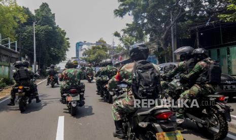 Sejumlah anggota TNI berpatroli untuk menertibkan spanduk Habib Rizieq Shihab di kawasan Petamburan, Jakarta, Jumat (20/11). Pangdam Jaya Mayjen TNI Dudung Abdurachman mengatakan akan menertibkan spanduk Imam Besar FPI Habib Rizieq Shihab yang terpasang sembarangan dan tanpa izin. Republika/Putra M. Akbar