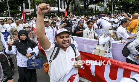 Sejumlah dosen yang tergabung dalam Aliansi Dosen ASN Kemdiktisaintek Seluruh Indonesia (ADAKSI) menggelar aksi di kawasan Patung Kuda, Jakarta, Senin (3/2/2025). Mereka menuntut pemerintah membayarkan tunjangan kinerja (Tukin) yang belum dibayar sejak tahun 2020. 