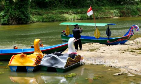 Warga berwisata di Wisata Air Wanatirta Kencana, Kabupaten Gunungkidul, Provinsi Daerah Istimewa Yogyakarta, Rabu (6/10). Pemkab Gunungkidul siap menerapkan PPKM Level 3 saat libur Nataru dengan membatasi tempat wisata.