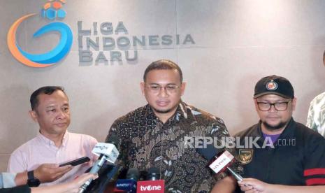 Direktur Marketing PT Liga Indonesia Baru Budiman Dalimunthe dan Penasehat tim Semen Padang FC di kantor PT Liga Indonesia Baru, Jakarta, Rabu (4/10/2023). 