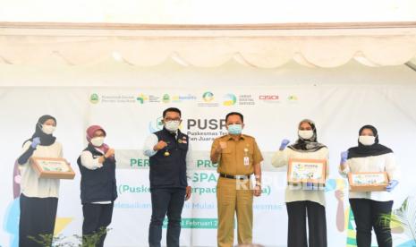 Gubernur Jawa Barat Ridwan Kamil meresmikan program Puskesmas Terpadu dan Juara (Puspa) di Puskesmas Cikarang, Kabupaten Bekasi, Senin (1/2). Tujuan program tersebut untuk penanganan Covid-19 yang tak dapat ditangani oleh RS karena keterbatasan ruang isolasi dan sebagainya.