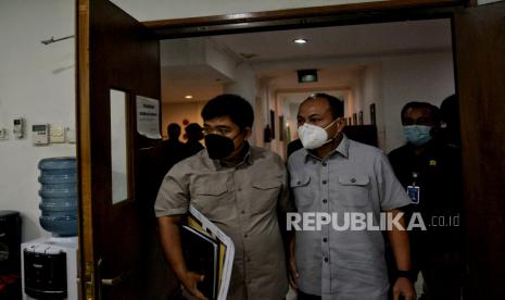 Dirsidik Densus 88 Antiteror Polri, Brigjen Pol Herry Heryawan (kanan) bersama Kepala Bagian Bantuan Operasi Densus 88 Polri Kombes Pol Aswin Siregar bersiap memberikan keterangan saat konferensi pers di Jakarta, Selasa (15/3/2022). (ilustrasi)