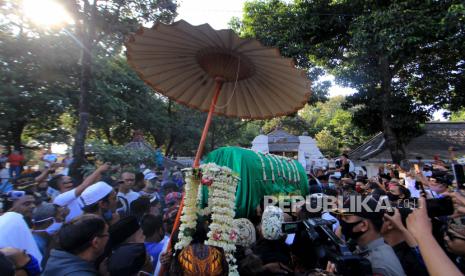 Sejumlah kerabat keraton dan abdi dalem mengantar jenazah Sultan Sepuh XIV PRA Arief Natadiningrat menuju kompleks pemakaman Astana Gunung Jati, Cirebon, Jawa Barat, Rabu (22/7/2020). Sultan Keraton Kasepuhan PRA Arief Natadiningrat wafat pada usia 55 tahun karena sakit. 