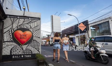  Turis berjalan di area perbelanjaan di Kuta, Bali, 07 Juni 2022. Pemerintah Provinsi Bali berencana untuk membangun jalur khusus bagi kendaraan listrik di kawasan-kawasan wisata seperti Kuta, Canggu, Berawa yang berada di Kabupaten Badung.