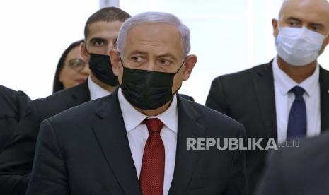  Perdana Menteri Israel Benjamin Netanyahu meninggalkan gedung pengadilan Yerusalem, 16 November 2021. Netanyahu kembali ke pengadilan untuk sidang korupsinya, tetapi hakim mengabulkan permintaan pembelaan untuk menunda kesaksian yang sangat dinanti dari mantan dokternya. Netanyahu menghadapi persidangan atas tuduhan penyuapan, penipuan, dan pelanggaran kepercayaan dalam tiga kasus terpisah.