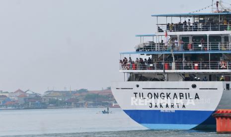 Pemudik menaiki KM Tilongkabila yang berlayar meninggalkan Pelabuhan Benoa di Denpasar, Bali, Selasa (9/4/2024).