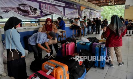 Calon penumpang menunggu keberangkatan bus tujuan Sumatera di Terminal Kampung Rambutan, Jakarta, Sabtu (23/12/2023). Jelang libur Natal dan Tahun Baru 2024, terminal Kampung Rambutan dipadati calon penumpang tujuan Lampung, Palembang dan Padang dengan jumlah penumpang mengalami kenaikan hingga 25 persen dari hari biasanya. Selain itu, Kementerian Perhubungan juga menyediakan angkutan mudik gratis Natal 2023 dan Tahun Baru 2024 sebanyak 90 bus dengan jumlah penumpang mencapai 3.600 pemudik.