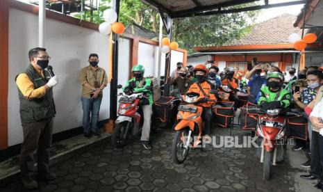 Gubernur Jawa Barat Ridwan Kamil melepas paket bantuan sosial dari Pemda Provinsi Jawa Barat yang dibawa petugas pos dan ojek online bagi warga Kabupaten Bandung Barat (KBB) yang terdampak COVID-19, Sabtu (18/4). Paket bantuan sebanyak 18 ribu paket ini berupa Rp350 ribu dalam bentuk sembako dan Rp150 ribu berupa uang tunai yang akan dibagikan di tujuh kecamatan Bandung Barat