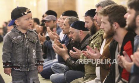  Pria Muslim melaksanakan sholat di Grozny, Rusia, Senin, 2 Mei 2022. Islam di Rusia adalah populasi umat beragama terbesar kedua setelah Kristen Orthodox. Ilustrasi.