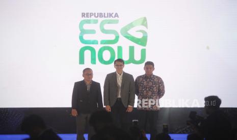 Direktur Republika Nur Hasan Murtiaji, Direktur Utama Republika Tubagus Farash Akbar Farich, Pemimimpin Redaksi Republika Elba Damhuri  (dari kiri) usai meresmikan ESG NOW disela  Penghargaan Anugerah CSR Republika 2023 Kategori Lingkungan kepada di Jakarta, Kamis (26/10/2023).