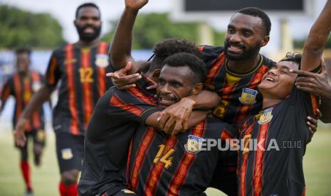 Pesepak bola Papua Samuel Gideon Balinsa (14) melakukan selebrasi bersama rekan setimnya usai mencetak gol ke gawang tim Aceh saat pertandingan babak enam besar Sepak Bola putra PON Papua di Stadion Mandala, Kota Jayapura, Papua, Rabu (6/10/2021). 