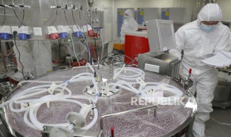 Seorang karyawan bekerja pada produksi vaksin virus corona baru rekombinan (vector adenovirus Tipe 5 atau Convidecia) untuk pengembang vaksin China CanSino Biologics Inc. (CanSinoBio) di Thousand Oaks Biopharmaceutical di Haimen di provinsi Jiangsu, China timur pada Senin, 6 September, 2021. Kota Shanghai di China mulai memberikan versi vaksin CanSino COVID-19 yang dapat dihirup yang disebut Convidecia Air pada Rabu, 26 Oktober 2022, yang tampaknya menjadi yang pertama di dunia.