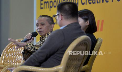 Ekonom Dradjad Wibowo (dua kiri) menyampaikan paparan dalam peluncuran buku biografi berjudul (Bukan) Kisah Sukses Erick Thohir di Indonesia International Book Fair, JCC, Senayan , Jakarta, Kamis (10/11/2022). Pelucuran buku setebal sekitar 160 halaman tersebut dihadiri oleh sejumlah pejabat publik, atlet hingga para direksi BUMN. Buku ini menceritakan perjalanan hidup Erick Thohir sejak bangku sekolah hingga sekarang menjabat sebagai menteri BUMN. Republika/Prayogi.