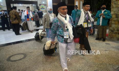 Jemaah calon haji menuju bus saat pelepasan ke tanah suci di Asrama Haji Donohudan, Boyolali, Jawa Tengah, Jumat (3/6/2022). Sebanyak 356 calon haji menjadi pemberangkatan pertama menuju Madinah melalui Embarkasi Solo pada Sabtu (4/6/2022) pukul 00.30 WIB. Pemberangkatan kloter ini merupakan yang pertama sejak pandemi Covid-19.