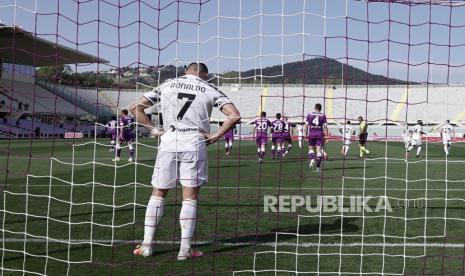  Cristiano Ronaldo (depan) dari Juventus bereaksi selama pertandingan sepak bola Serie A Italia antara ACF Fiorentina dan Juventus FC di stadion Artemio Franchi di Florence, Italia, 25 April 2021.