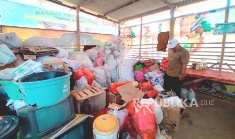 Masyarakat RT 07 RW 03 Kedungkandang, Kota Malang mengelola sampah menjadi sedekah untuk anak yatim piatu dan dhuafa. Pengelolaan ini dilakukan melalui program Gerakan Sedekah Sampah Indonesia (GRADASI) Tempat Pemilah Sampah Barokah (Tempe Sabar). 