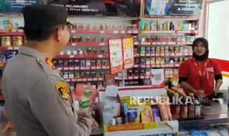 Polisi mendatangi minimarket di Desa Gabus Kulon, Kecamatan Gabuswetan, Kabupaten Indramayu, Ahad (11/2/2024). Minimarket itu menjadi sasaran perampok yang menodongkan senjata api kepada pegawai minimarket pada Sabtu (10/2/2024) malam. 