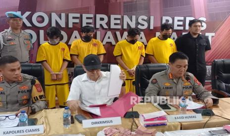 Polda Jawa Barat berhasil mengungkap lima rekening milik salah seorang warga Ciamis yang menjadi tempat penampungan dana deposit judi online sebesar Rp 365 miliar, Kamis (27/6/2024). 