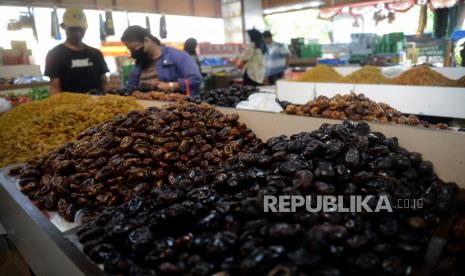 Pedagang melayani pembeli buah kurma di toko Elshanum, Tanah Abang, Jakata, Ahad (26/3/2023). Buah kurma yang menjadi salah satu menu pilihan untuk berbuka puasa tersebut ramai diburu pembeli. Menurut pedagang permintaan kurma pada ramadan meningkat hingga 50 persen dengan harga jual mulai dari 40ribu perkilo hingga 250 ribu perkilo tergantung jenisnya. Adapun jenis kurma yang dijual ditoko tersebut antara lain kurma Ajwa, Sukari, Tunis Tangkai, Khalas dan Medjool. 