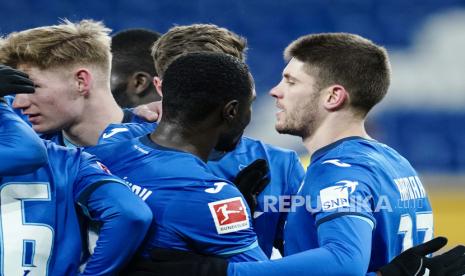 Andrej Kramaric dari Hoffenheim, kanan, merayakan mencetak gol dengan rekan setimnya selama pertandingan sepak bola Bundesliga antara Hoffenheim dan Cologne di PreZero Arena di Sinsheim, Jerman, Minggu 24 Januari 2021. 