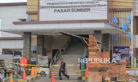 Warga melintas di pintu masuk Pasar Sumber yang ditutup sementara di Cirebon, Jawa Barat, Senin (1/6). Pemerintah Kabupaten Cirebon terus berupaya membawa wilayahnya turun ke level 2 pada pemberlakuan pembatasan kegiatan masyarakat (PPKM) Jawa Bali. 