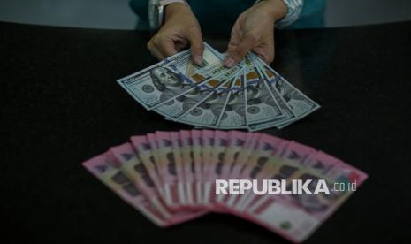 Rupiah, Dolar, dan Pelajaran Demokrasi dari BJ Habibie