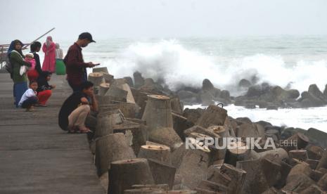 Gelombang tinggi di Pantai Glagah, Kulonprogo, Yogyakarta, Jumat (30/12/2022). 