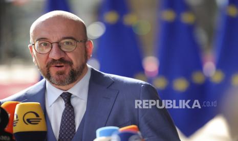 Presiden Dewan Eropa Charles Michel berbicara dengan media saat ia tiba untuk KTT Uni Eropa di Brussels, Kamis, 23 Juni 2022. Para pemimpin Uni Eropa diperkirakan akan menyetujui pada Kamis proposal untuk memberikan Ukraina status kandidat Uni Eropa, sebuah langkah pertama dalam jangka panjang. menuju keanggotaan. Proses perluasan yang terhenti untuk memasukkan negara-negara Balkan Barat ke dalam blok itu juga menjadi agenda mereka di KTT di Brussels.