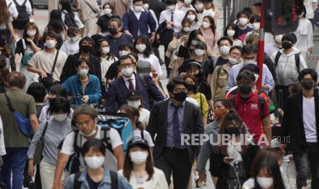 Pejalan kaki berjalan di sepanjang persimpangan Shibuya di Tokyo, Jepang, 28 Mei 2021. Hingga kini Jepang belum menemukan kasus varian Omicron.