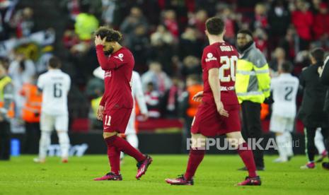  Para pemain Liverpool tertunduk usai dikalahkan Real Madrid 2-5 dalam laga babak 16 besar Liga Champions di Anfield, Rabu (22/2/2023).