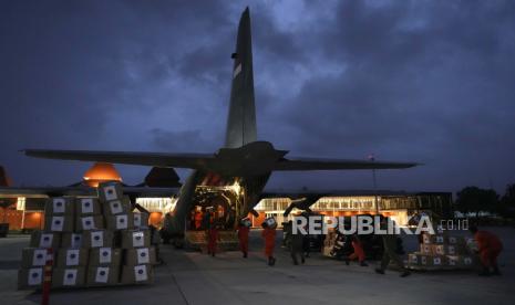 Petugas penyelamat dan personel militer memuat barang bantuan yang akan dikirim ke Turki ke dalam pesawat kargo TNI AU di pangkalan udara Halim Perdanakusuma di Jakarta, Indonesia, Sabtu, (11/2/2023).