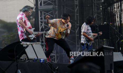 Grup band Gigi saat tampil dalam gelaran Pestapora di JIExpo Kemayoran, Jakarta, Ahad (24/9/2023). Dalam penampilannya Gigi membawakan sejumlah lagu hitsnya berjudul Nirwana, Facebook, 11 Januari dan Nakal.