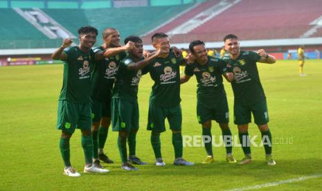 Para pemain Persebaya Surabaya melakukan selebrasi usai mencetak gol ke gawang lawan/ilustrasi.