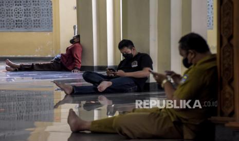 Umat muslim beraktivitas usai menunaikan shalat Dzuhur di Masjid Pusdai, Kota Bandung, Selasa (5/4/2022). Pada bulan suci Ramadhan, umat muslim memanfaatkan waktu dengan memperbanyak serta meningkatkan ibadah membaca Alquran (tadarus) dan melaksanakan shalat-shalat sunnah. Tips Tetap Produktif dan Sabar Selama Ramadhan