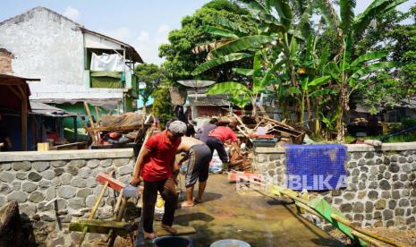 Warga bergotong royong membersihkan sisa banjir di Desa Sadeng, Kecamatan Leuwisadeng, Kabupaten Bogor. Bencana banjir melanda kawasan tersebut dan empat desa lain pada Senin (24/4/2023).