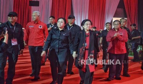 Ketua Umum PDI Perjuangan Megawati Soekarnoputri bersama Ketua DPP PDIP Puan Maharani saat tiba ubtuk menghadiri Rapat Kerja Nasional (Rakernas) Ke-V PDIP di Beach City International Stadium Ancol, Jakarta, Jumat (24/5/2024). Rakernas Ke-V PDIP dihadiri langsung oleh sebanyak 4.858 peserta yang terdiri dari fungsionaris DPP Partai, Ketua, Sekretaris, Bendahara DPD dan DPC Partai, Anggota DPR RI, badan dan sayap partai, Ketua, Sekretaris, Bendahara DPLN dari 16 negara, Anggota DPRD Provinsi, Kabupaten, Kota, Kepala dan Wakil Kepala Daerah PDIP, serta calon anggota DPR RI terpilih pemilu 2024 yang non-incumbent. Rakernas V PDIP digelar pada 24-26 Mei 2024 dengan mengusung tema Satyam Eva Jayate:Kebenaran Pasti Menang dan subtema Kekuatan Persatuan Rakyat dalam Kebenaran.