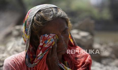 Pakistan Bergulat dengan Demam Berdarah dan Berbagai Penyakit Menular. Foto: Muktiyara Bibi, 51, menangis di samping rumahnya yang rusak karena hujan, di distrik Shikarpur, provinsi Sindh, Pakistan, Selasa, 30 Agustus 2022. Pejabat bencana mengatakan hampir setengah juta orang di Pakistan memadati kamp setelah kehilangan rumah dalam banjir yang meluas yang disebabkan oleh hujan monsun yang belum pernah terjadi sebelumnya dalam beberapa pekan terakhir.