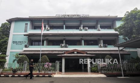 Petugas keamanan saat beraktivitas di Graha Wisata TMII, Jakarta, Selasa (29/9). Pemerintah Provinsi DKI Jakarta menetapkan Graha Wisata TMII sebagai tempat isolasi pasien tanpa gejala Covid 19 yang setiap kamarnya diisi oleh dua orang pasien dan tipe barak diisi enam pasien. Republika/Putra M. Akbar