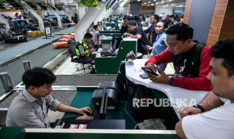 Calon penumpang melakukan proses pengaturan ulang jadwal penerbangan usai penerbangannya ke Manado dibatalkan di Bandara Sultan Hasanuddin, Maros, Sulawesi Selatan, Ahad (21/4/2024). Angkasa Pura 1 kembali memperpanjang penutupan Bandara Sam Ratulangi, Manado, hingga hari Senin (22/4) akibat dari dampak erupsi Gunung Ruang di Kabupaten Sitaro, Sulawesi Utara sehingga penerbangan dari dan menuju Manado dibatalkan. 